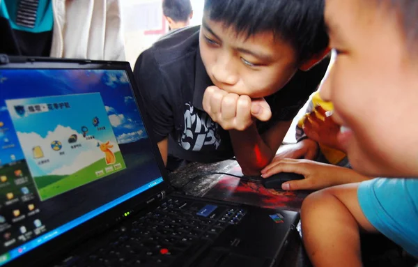Crianças Chinesas Olham Para Computador Instalado Com Software Filtragem Green — Fotografia de Stock