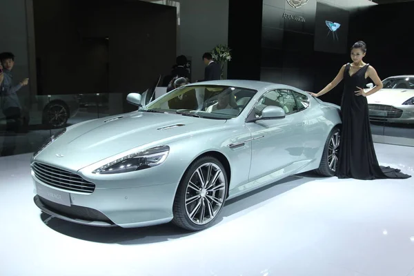 Модель Позирует Автомобиле Astonmartin Время Международной Автомобильной Выставки Китае Гуанчжоу — стоковое фото
