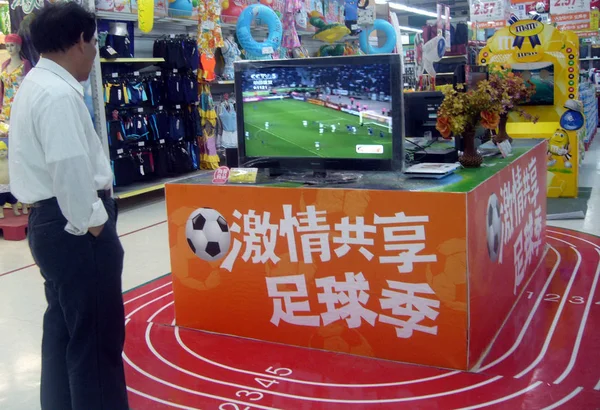 Китайський Чоловік Дивиться Матч Кубка Світу Південної Африки 2010 Транслюються — стокове фото