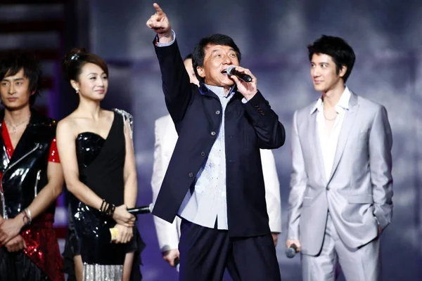 Hong Kong Kungfu Superstar Jackie Chan Front Taiwanese Singer Leehom — Stock Photo, Image