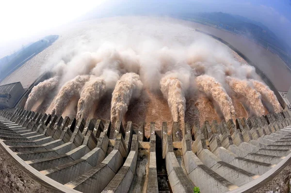 Floodwaters Stroom Uit Three Gorges Dam Tijdens Een Overstroming Kwijting — Stockfoto