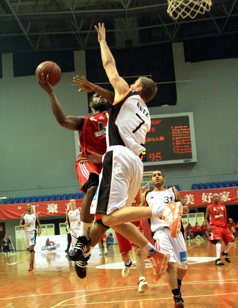 Sebastian Betz Ratiopharm Ulm Snaží Blokovat Hráče Beijing Aoshen Basketbal — Stock fotografie