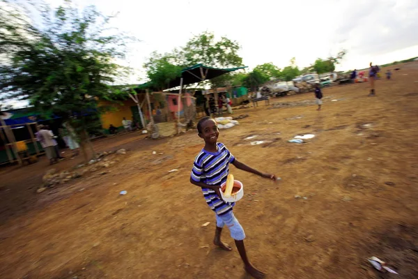 Somalijski Dziecko Trzyma Miskę Sosem Bochenek Przerwy Spacery Przeszłości Shabby — Zdjęcie stockowe