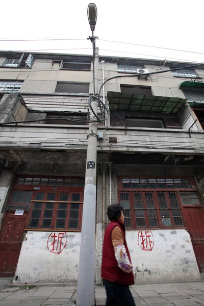 Una Mujer China Pasa Por Edificio Que Será Desmantelado Shanghai — Foto de Stock