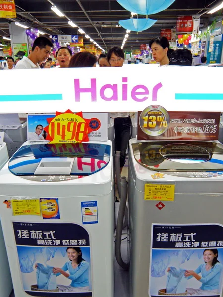 Chinese Customers Shop Haier Washing Machines Household Appliances Store Yichang — Stock Photo, Image