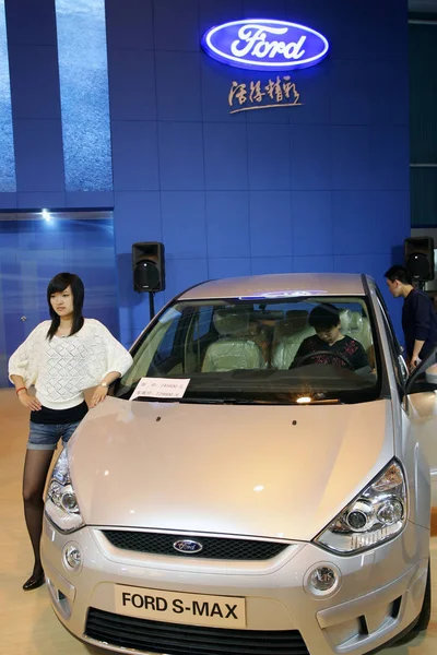 Model Poses Changan Ford Max Auto Show Weifang East Chinas — Stock Photo, Image