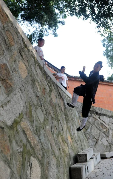 Genç Bir Taoist Quanzhou Zhen Tapınağı Nda Duvarda Yürüyor Güneydoğu — Stok fotoğraf