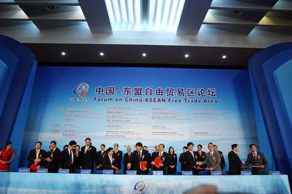 Representantes Empresas China Países Asean Apertam Mão Depois Assinar Acordos — Fotografia de Stock