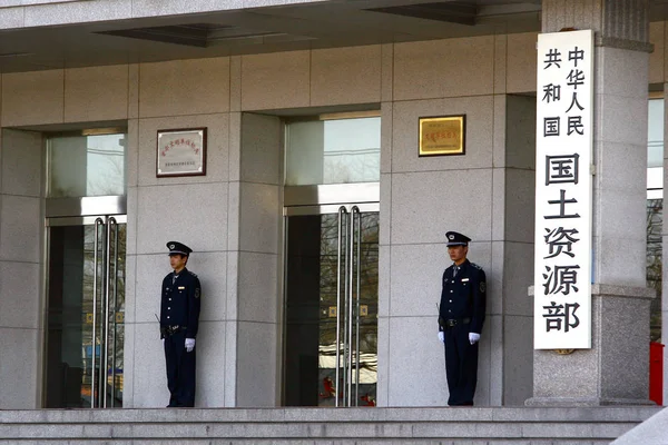 Guardias Seguridad Entrada Del Ministerio Tierras Recursos China Beijing China — Foto de Stock