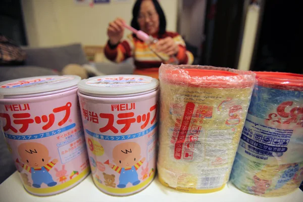 2011年3月3日 上海で輸入された明治ベビーミルクパウダーのスズの眺め — ストック写真