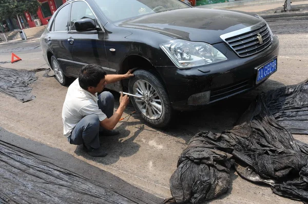 Conductor Coche Arregla Sus Neumáticos Calle Zhengzhou Provincia Central Chinas — Foto de Stock