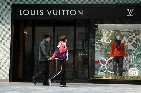 Datei Ein Chinesisches Paar Spaziert Der Boutique Louis Vuitton Einkaufszentrum — Stockfoto