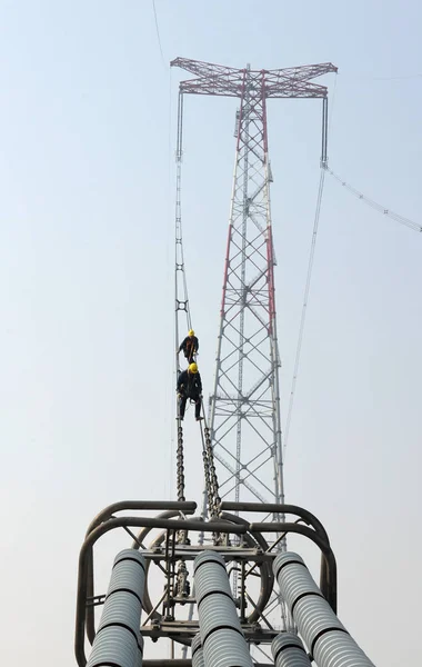 Electricistas Chinos Revisan Reparan Cables Eléctricos Uhv Ultra Alto Voltaje —  Fotos de Stock