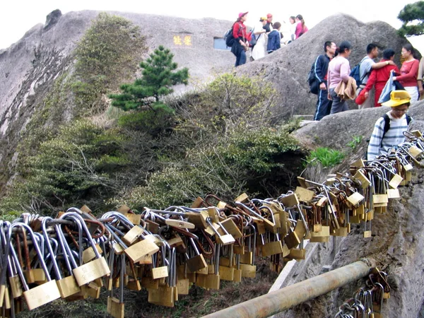 ファイル その他の願いのロックは 黄山または黄山山 の景勝地の手すりに掛けられ 中国東部の安寧省 2005年4月16日 — ストック写真