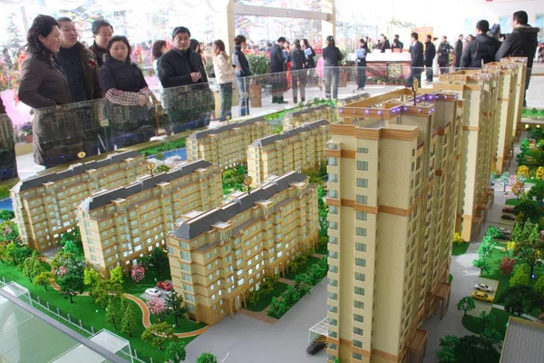 2010年1月26日 在中国江苏省南通举行的房地产博览会上 游客们观看了公寓楼的模型 — 图库照片