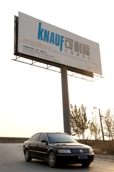 Coche Pasa Por Delante Una Valla Publicitaria Para Knauf Tianjin — Foto de Stock