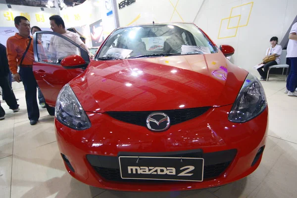 Los Visitantes Miran Mazda Durante Una Exposición Automóviles Jinan Provincia — Foto de Stock