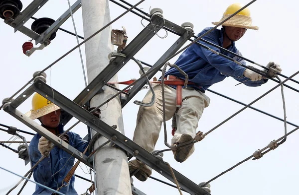 Chinesische Elektriker Überprüfen Und Reparieren Elektrische Leitungen Einem Strommast Der — Stockfoto