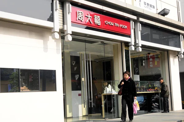 歩行者は 中国の上海にあるチョウタイフックの宝石店を通り過ぎる 2011年12月3日 — ストック写真