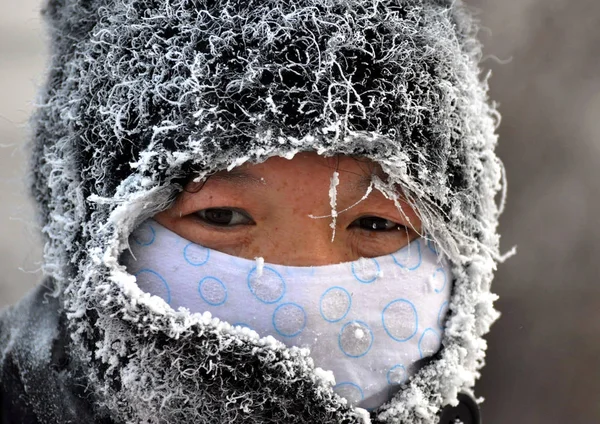 Frost Bedeckt Die Maske Und Den Hut Einer Reinigungskraft Auf — Stockfoto