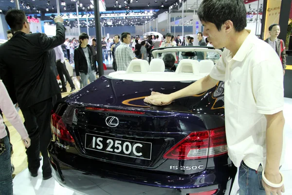 Trabalhador Pulveriza Fora Lexus 250C Durante 9Th China Guangzhou International — Fotografia de Stock