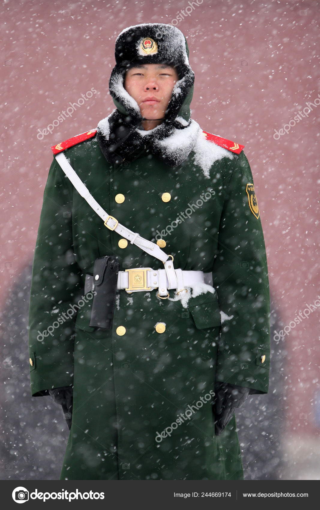 Chinese Paramilitary Policeman Stands Guard Heavy Snow Tiananmen Square  Beijing — Stock Editorial Photo © IC Photo #244669174, image size:1067x1700