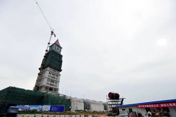 世界最大の機械時計と塔は 2010年7月14日 中国東部江西省江蘇省江蘇省で建設中の姿が見られます — ストック写真
