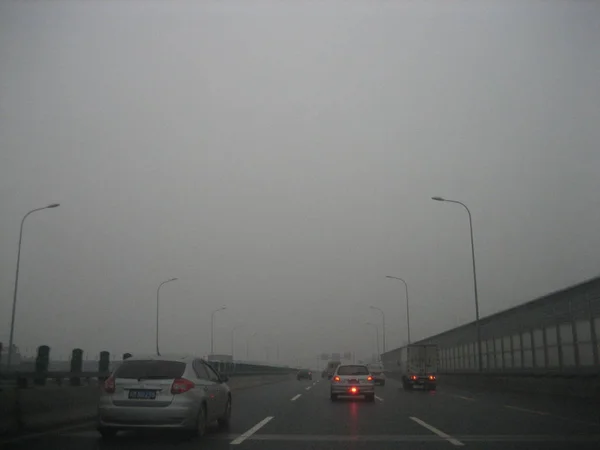 Θέα Αυτοκινητοδρόμου Που Καλύπτεται Από Νέφος Στο Πεκίνο Κίνα Δεκεμβρίου — Φωτογραφία Αρχείου