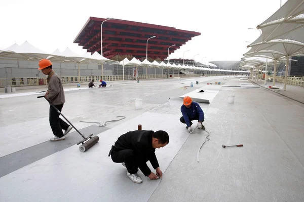 Trabajadores Chinos Pavimentan Película Pvc Suelo Cerca Del Pabellón China — Foto de Stock