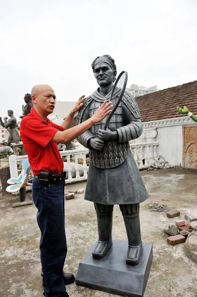 Китайський Скульптор Чень Haiyan Говорить Пресі Поруч Теракотовий Воїн Статуя — стокове фото