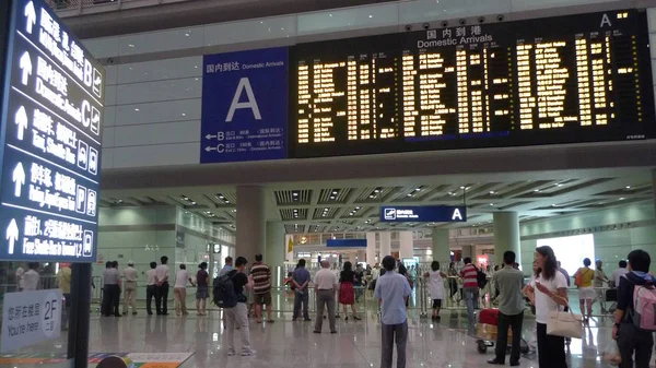 Passagiere Einem Terminal Des Internationalen Hauptstadtflughafens Peking China Juli 2009 — Stockfoto