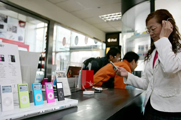 Chinesische Kunden Testen Apple Ipod Nano Musikplayer Einem Geschäft Für — Stockfoto