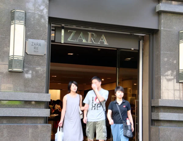 Customers Leave Zara Store Shanghai China August 2009 — Stock Photo, Image