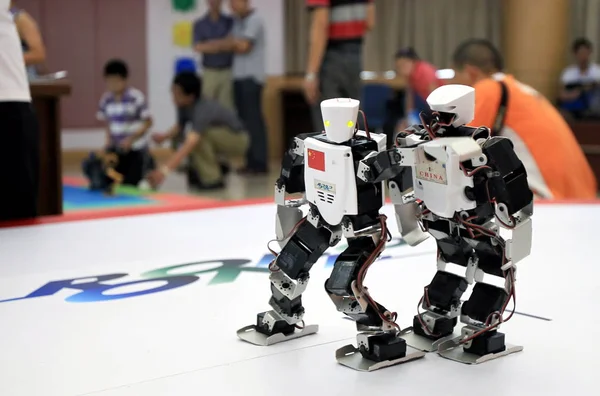 Dva Roboti Spolu Soupeří Národních Teenagerů Olympiáda Humanoidních Robotů Nantongu — Stock fotografie