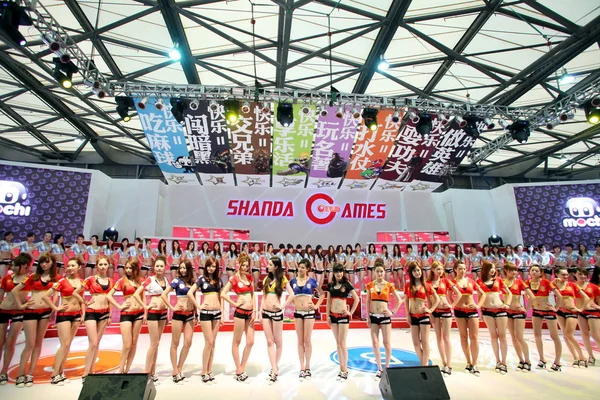 Chinese Models Pose Stand Shanda Games 8Th China Digital Entertainment — Stock Photo, Image