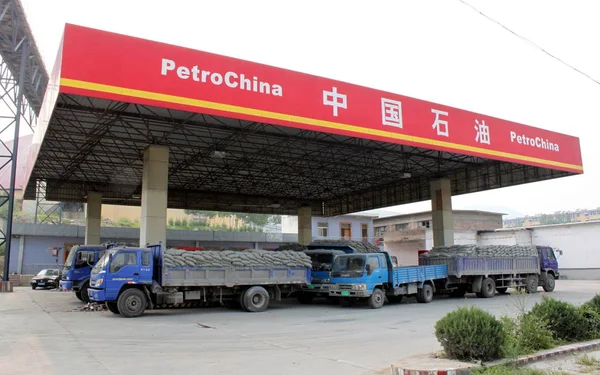 Teherautók Várom Hogy Tankoljanak Egy Benzinkútnál Petrochina Leányvállalata Cnpc China — Stock Fotó