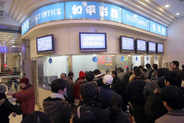 Des Résidents Locaux Font Queue Pour Acheter Des Billets Pour — Photo