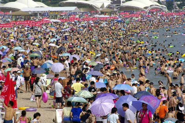 Turistas Amontonan Balneario Para Refrescarse Con Sofocante Clima Ciudad Qingdao — Foto de Stock