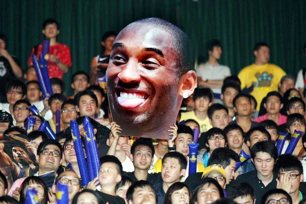 Chinese Basketball Fan Shows Photo Nba Basketball Player Kobe Bryant — Stock Photo, Image