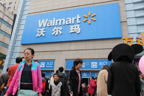 File Pedestrians Passar Por Supermercado Walmart Qingdao Leste Província Chinas — Fotografia de Stock