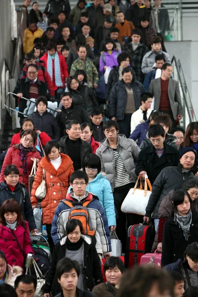 Massen Chinesischer Passagiere Gehen Während Des Ansturms Auf Das Frühlingsfest — Stockfoto