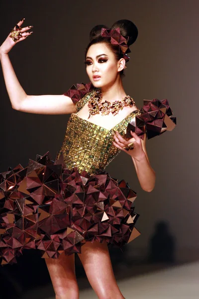 Desfile Modelos Para Mostrar Creación Del Diseñador Moda Chino Guo —  Fotos de Stock