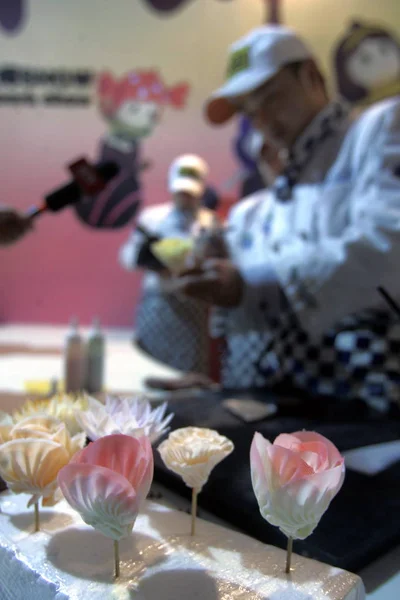 Trabajadores Chinos Hacen Flores Con Chocolate País Las Maravillas Del — Foto de Stock