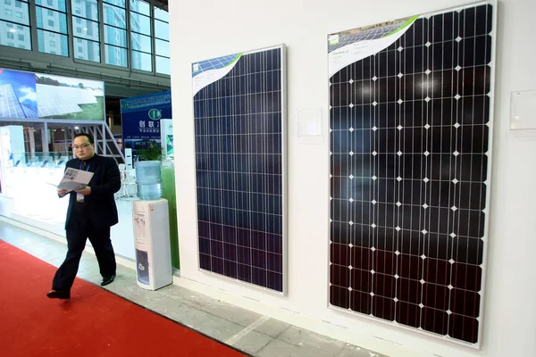 Visitante Passa Por Painéis Solares Durante Conferência Exposição Energia Solar — Fotografia de Stock