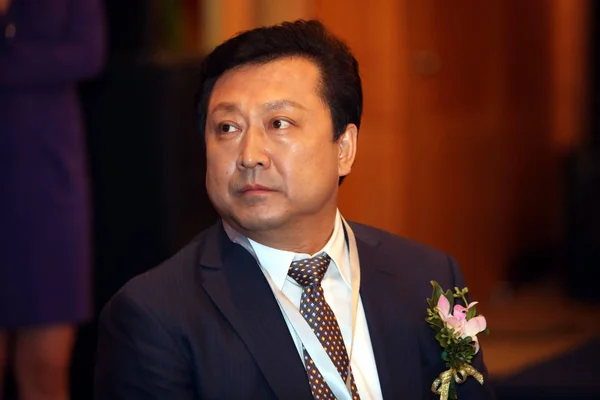 宝商银行董事长李振喜出席2011年12月12日在中国北京举行的2011中国年度经济数据中国中央电视台颁奖典礼 — 图库照片
