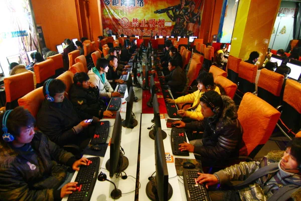 Chińskich Użytkowników Internetu Grać Gry Online Kawiarence Internetowej Mieście Fuyang — Zdjęcie stockowe