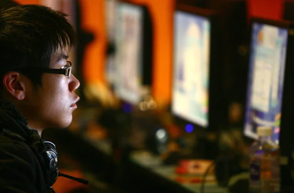 中国のインターネットユーザーが 2010年1月15日 中国東部安寧省福陽市のインターネットカフェでオンラインゲームをプレイする — ストック写真