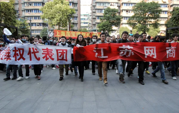 2011年11月23日 在中国东部浙江省杭州市 一群在线小贩聚集在淘宝网淘宝网总部前抗议 — 图库照片