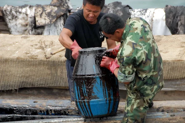 Китайські Робітники Розвантажують Бочку Сирої Нафти Зібраної Моря Рибальського Човна — стокове фото
