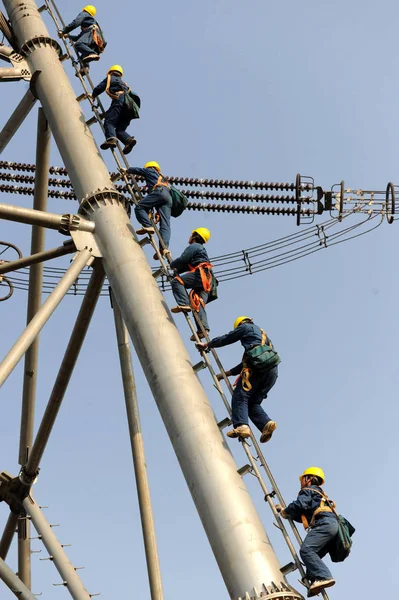 Chinesische Elektriker Erklimmen Einen Pylon Uhv Ultrahochspannungs Stromkabel Dorf Jiyang — Stockfoto